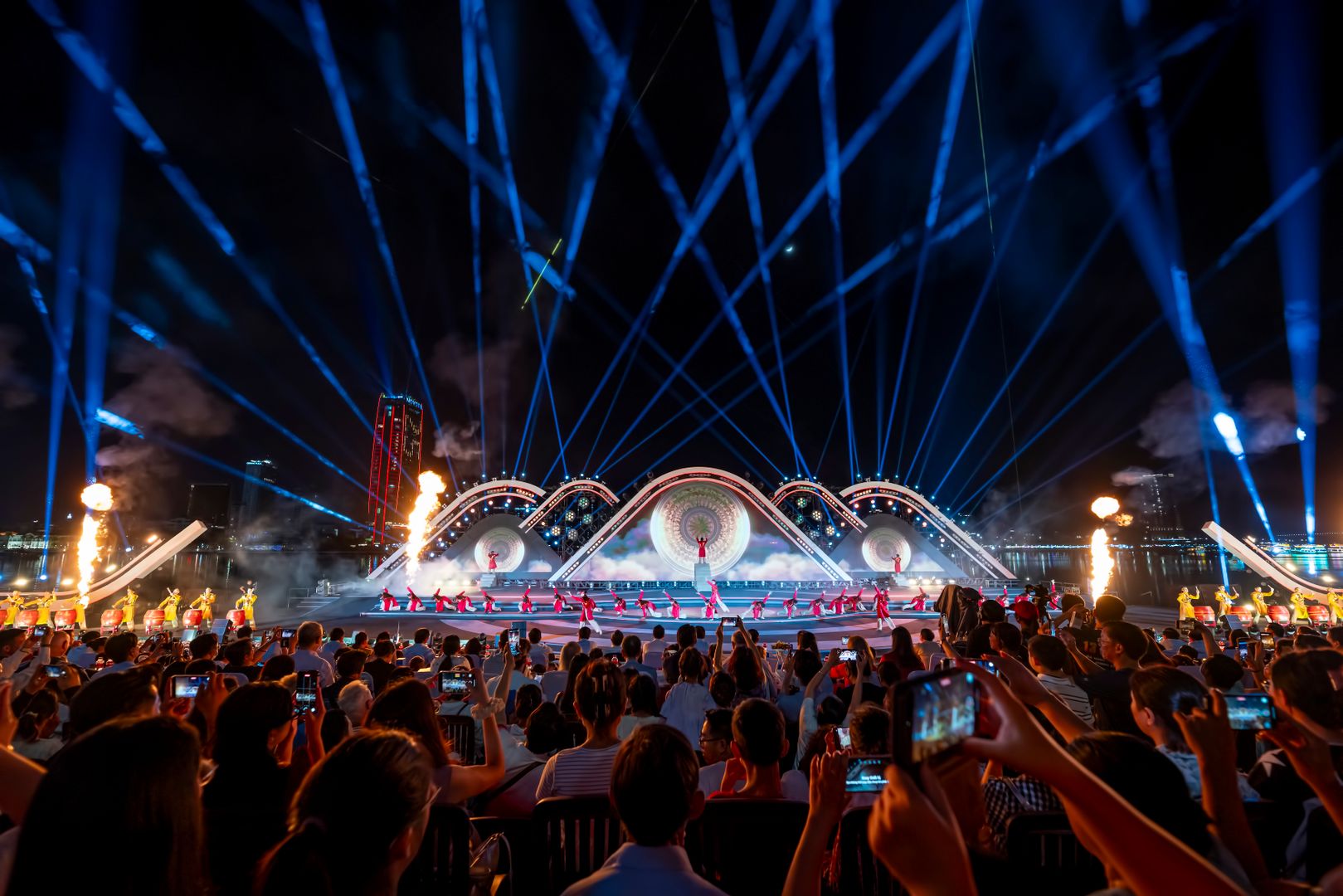 Spectacle laser organisé en extérieur de nuit lors d'un événement, dans le respect de la réglementation